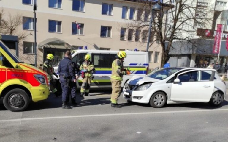 Trk osebnih vozil pri avtobusni postaji v Domžalah