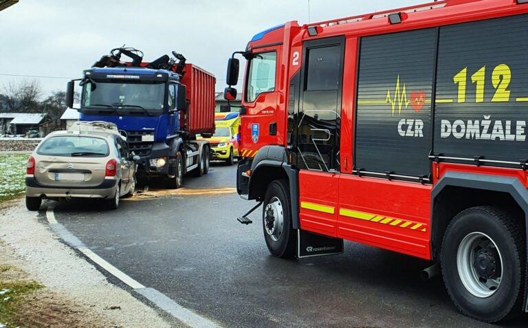 Čelno trčenje s tovornjakom v Dobu