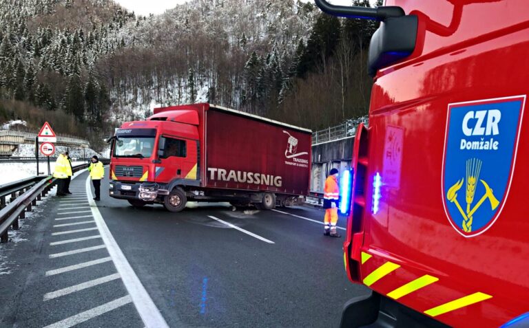 Tovornjaku na AC odpadlo kolo