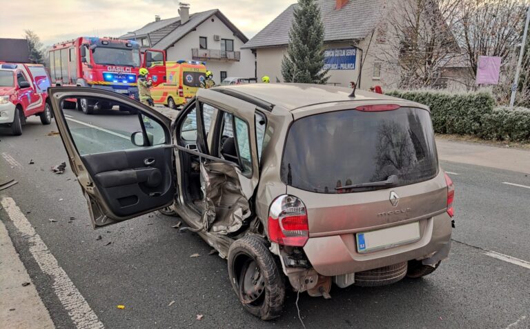 Trčenje dveh osebnih vozil v Domžalah