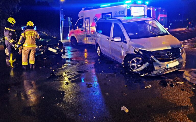 Čelno trčenje kombiniranega in osebnega vozila na Želodniku