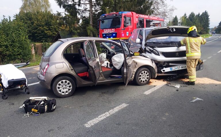 Čelno trčenje osebnega in kombiniranega vozila