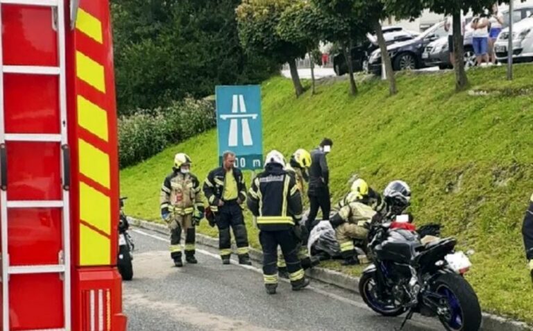 Na Trojanah trčila voznik osebnega vozila in motorist