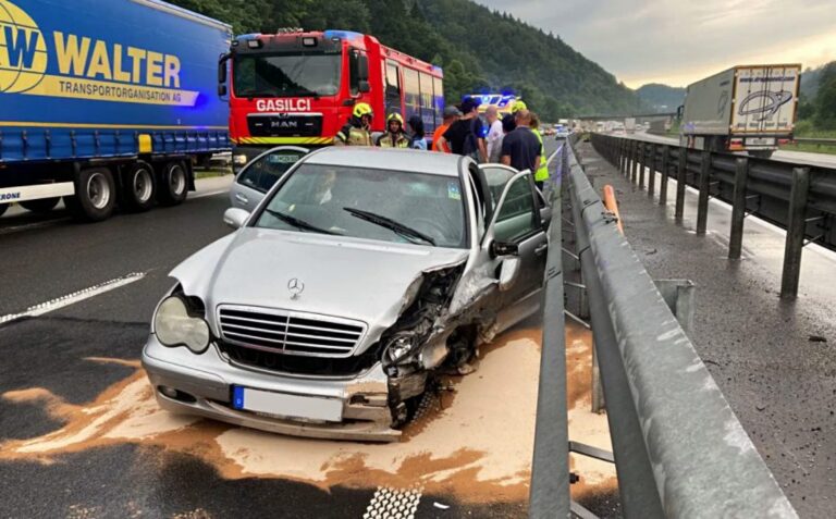 Na avtocesti pri Kompolju trčil v zaščitno ograjo