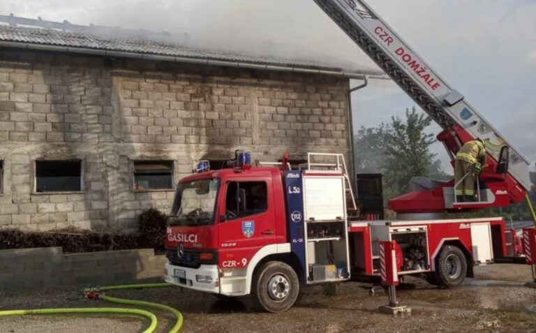 V Prevaljah v občini Lukovica požar zajel gospodarsko poslopje