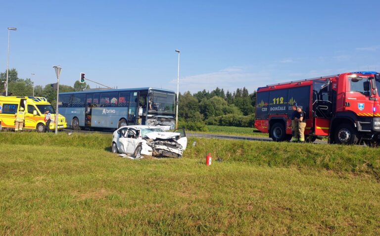 Čelno trčenje osebnega vozila in avtobusa