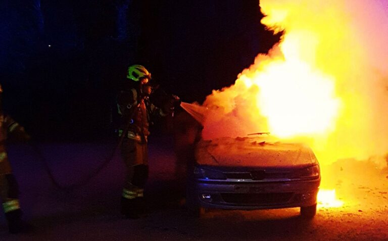 Na parkirišču v Domžalah pogorelo osebno vozilo