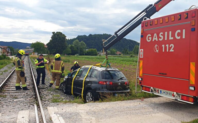 V Depali vasi vlak trčil v osebno vozilo