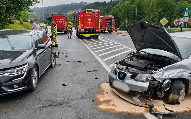 V Blagovici zagorelo osebno vozilo, zatem trčila tri vozila