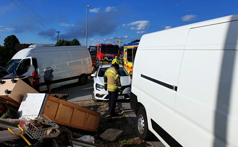 V Trzinu trčila osebno in kombinirano vozilo