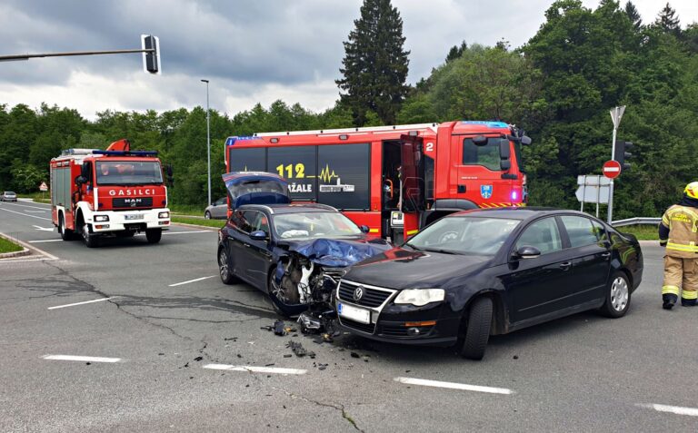 Trčenje dveh osebnih vozil v križišču v Zaborštu