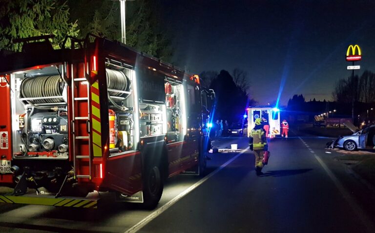 V Domžalah osebno vozilo trčilo v motorista