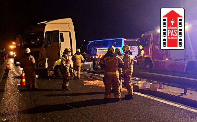Pred predorom Trojane s tovornjakom prebil sredinsko zaščitno ograjo