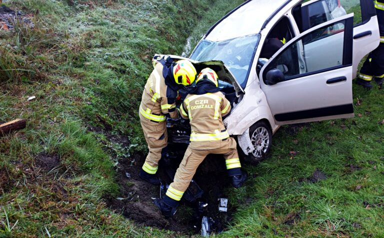 Na regionalni cesti v Spodnjih Lokah je voznik z osebnim vozilom zapeljal s ceste