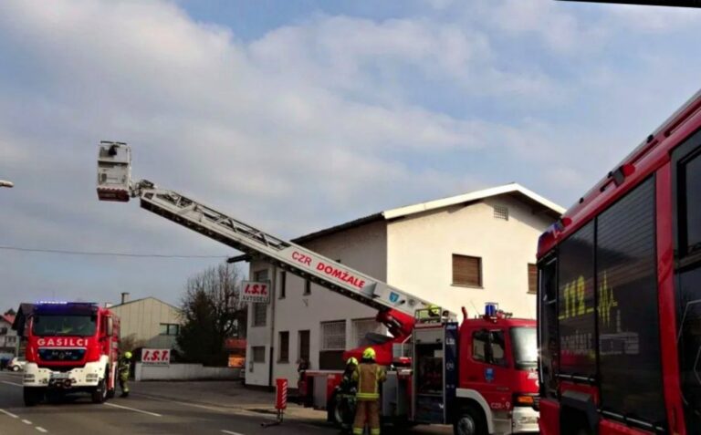 Zagorelo na podstrešju stanovanjske hiše na Ljubljanski cesti v Domžalah