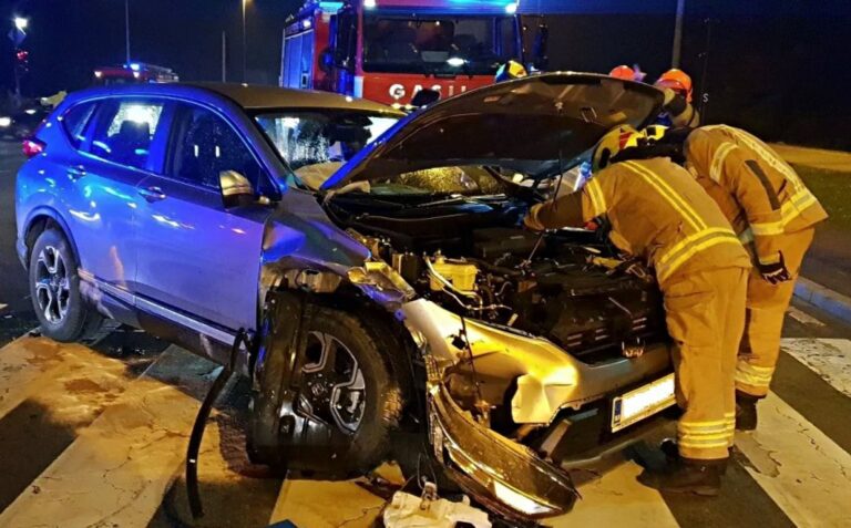 Trk dveh osebnih vozil na trzinski obvoznici