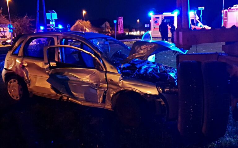 V Zgornjih Jaršah potniški vlak trčil v vozilo