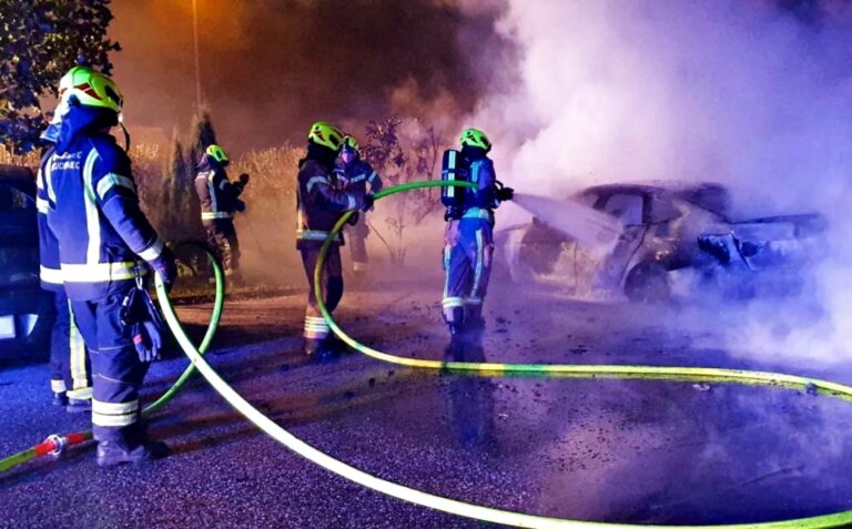 V Krtini v nočnem požaru zgorelo osebno vozilo