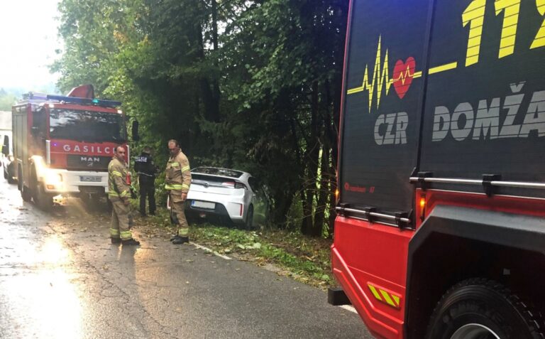 Pri Žejah voznik z osebnim vozilom zapeljal s ceste