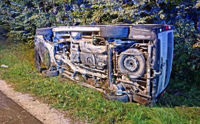 S kombijem zapeljal s ceste in se prevrnil na bok