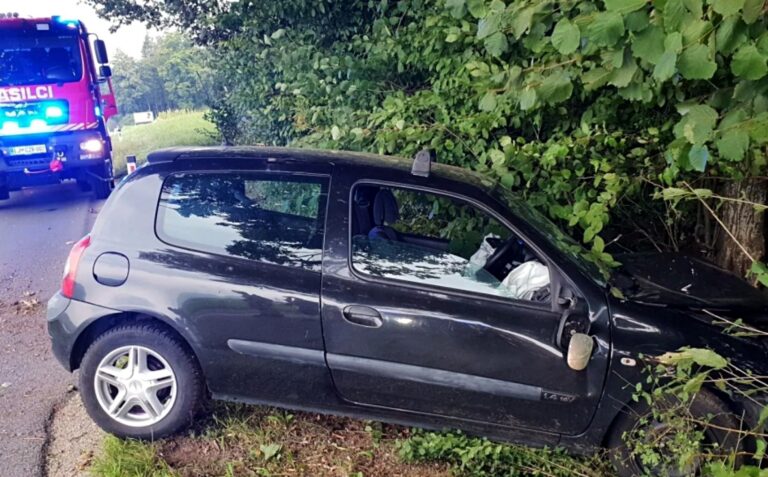 Pri Moravčah voznica zapeljala s cestišča