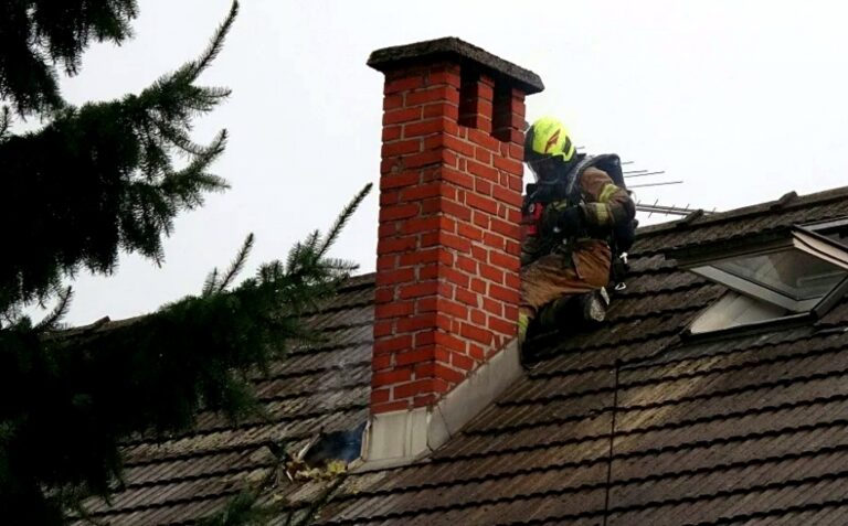 Zaradi udara strele zagorelo ostrešje v Domžalah