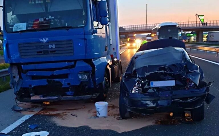 Na AC pri Lukovici prišlo do naleta vlačilca in štirih osebnih vozil