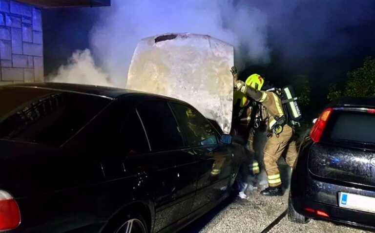 V Kokošnjah gorelo osebno vozilo