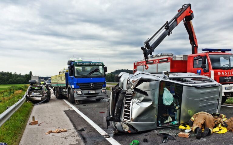 Trk dveh osebnih in tovornega vozila na avtocesti