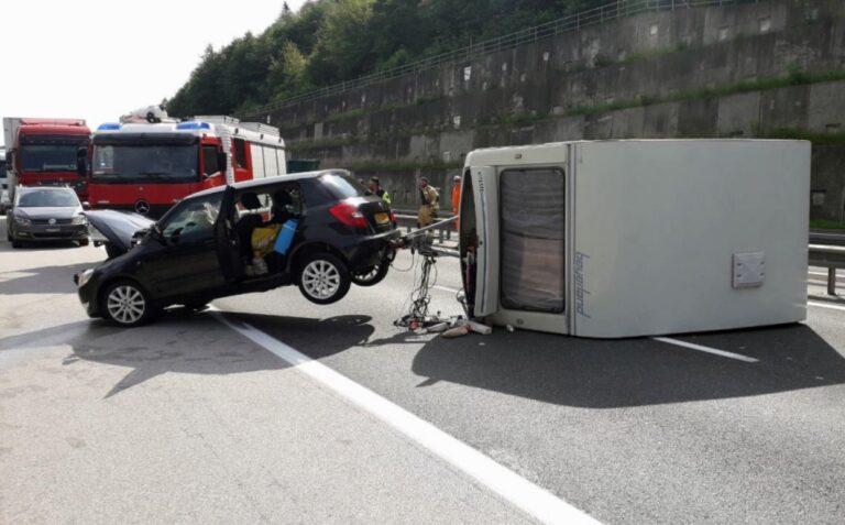 Na avtocesti se je prevrnila počitniška prikolica