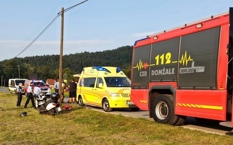 Po trku s traktorjem motorist priletel v telefonski drog