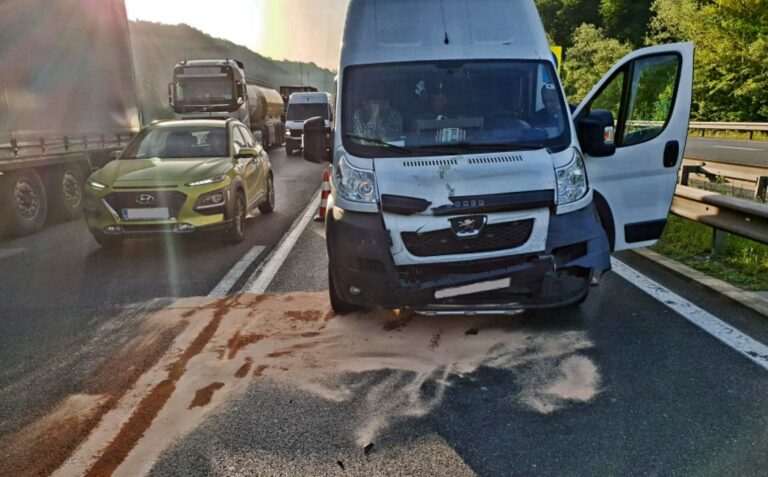 Nalet osebnega in kombiniranega vozila na avtocesti