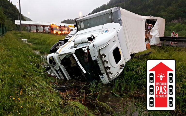 Na AC prevrnjen vlačilec