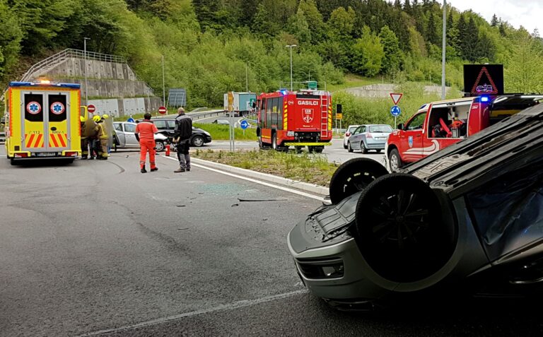 Trk dveh vozil na Trojanah