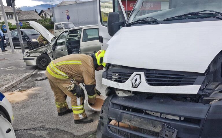 Domžalah trčila kombi in avto