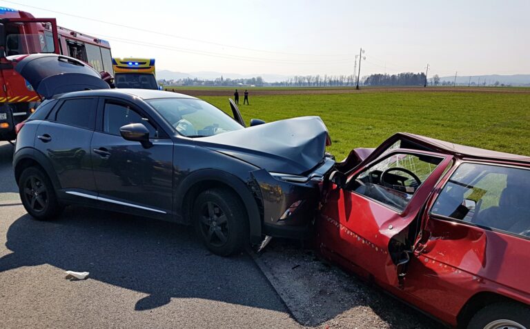 Čelno trčenje dveh osebnih vozil na Mengeškem polju