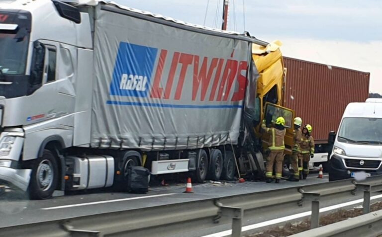 Verižno trčenje treh tovornjakov na AC pri Krtini