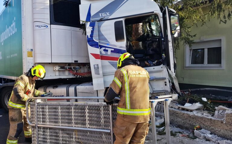 V Zgornjih Jaršah s tovornjakom trčil v betonsko ograjo in smreko