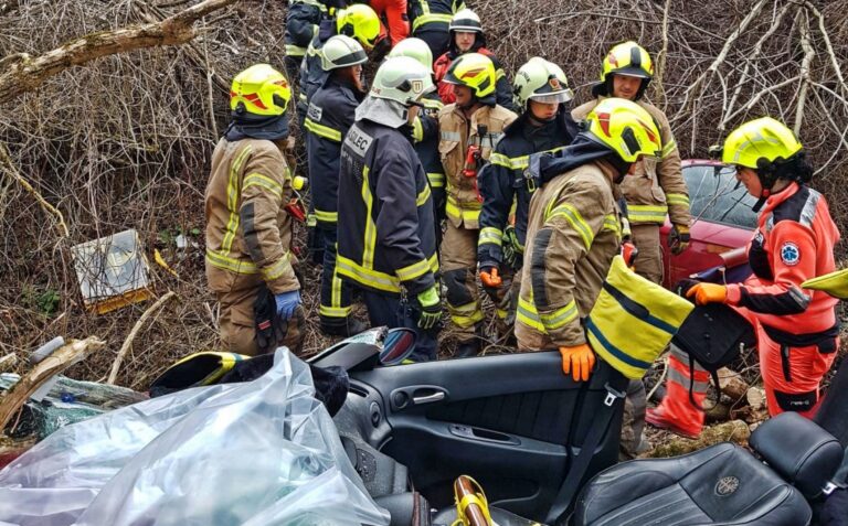Pri Kompoljah je voznica zapeljala s ceste