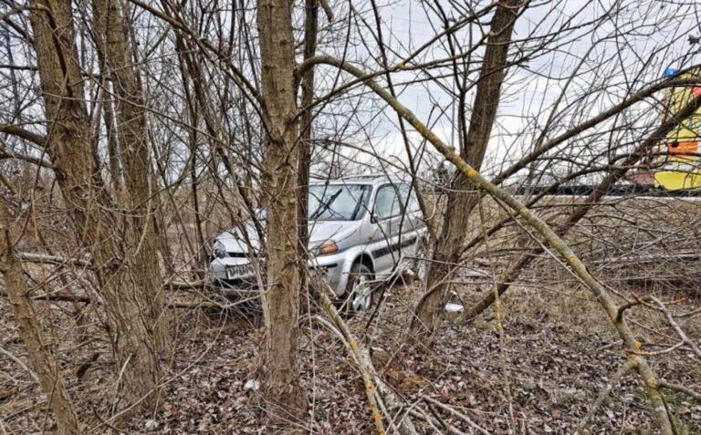 V Zaborštu voznik z avtom zapeljal s ceste