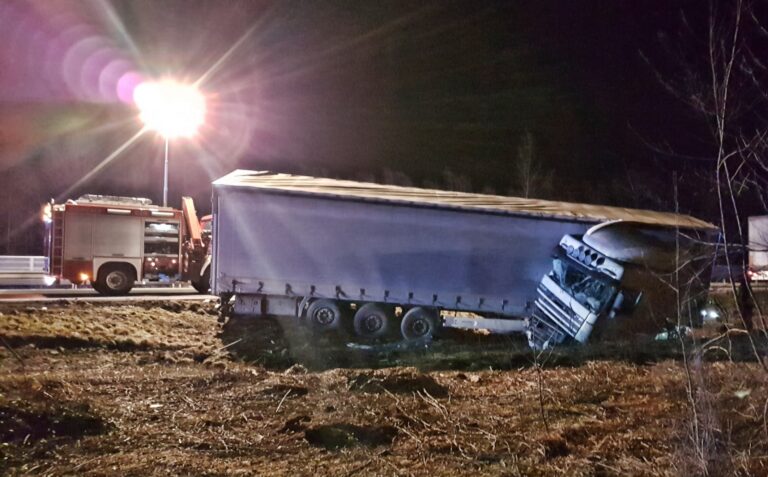 Na AC vlačilec trčil v kombinirano vozilo