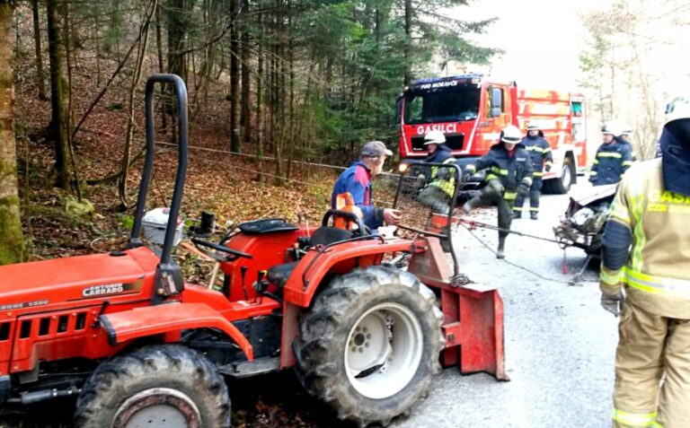 V Vinjah pri Moravčah voznica z vozilom zdrsnila v Drtijščico