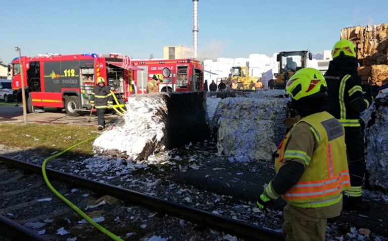 V Vinjah pri Moravčah voznica z vozilom zdrsnila v Drtijščico