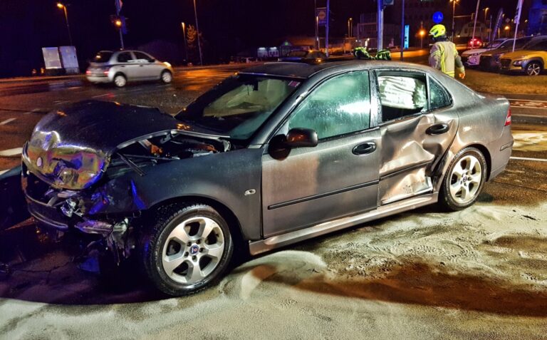 Trčenje dveh osebnih vozil pri trgovskem centru na Viru