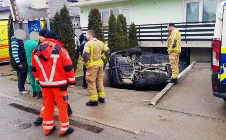 Z avtom pristala na boku na uvozu v garažo stanovanjske hiše na Pšati
