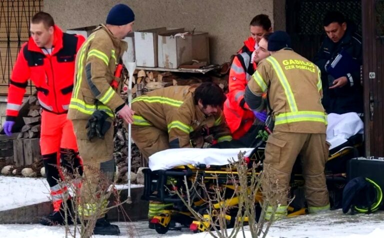 Vlom in pomoč pri prenosu osebe na Rojski ulici v Domžalah