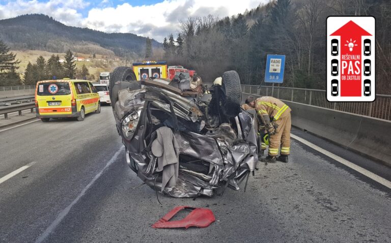 Na AC vlačilec trčil v okvarjeno osebno vozilo