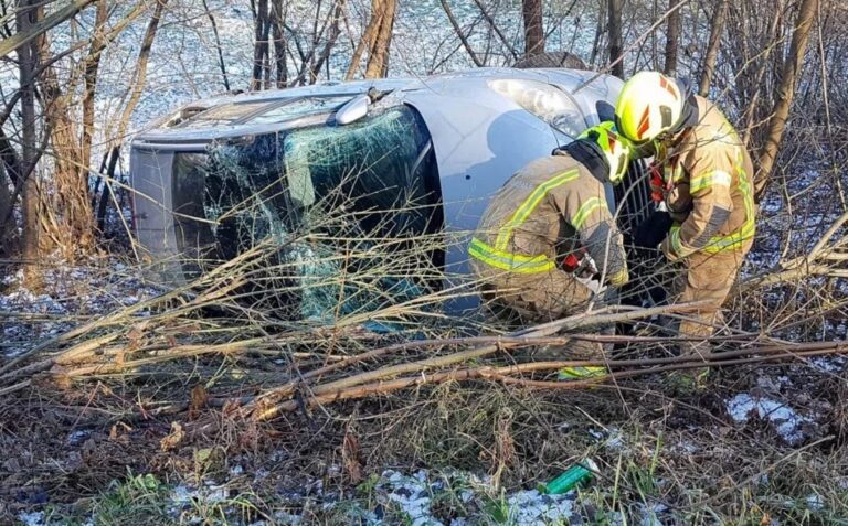 Na Podrečju z vozilom s ceste na bok