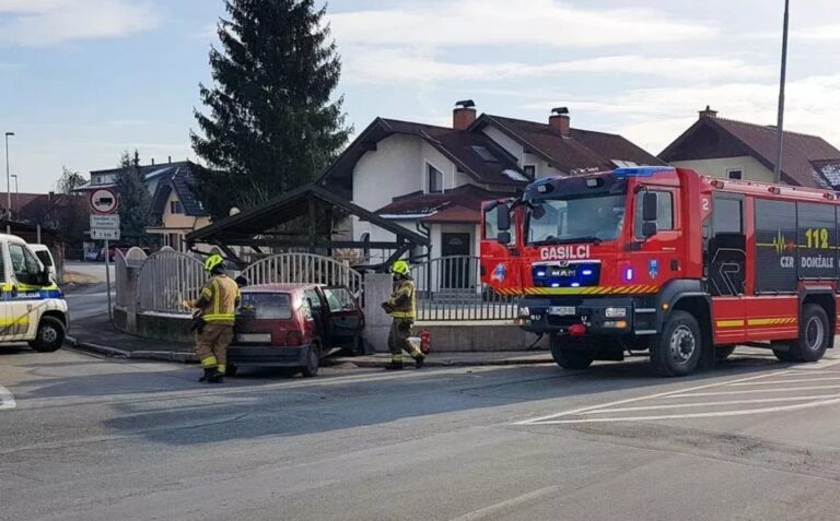 Na Količevem voznik z avtomobilom trčil v betonsko ograjo