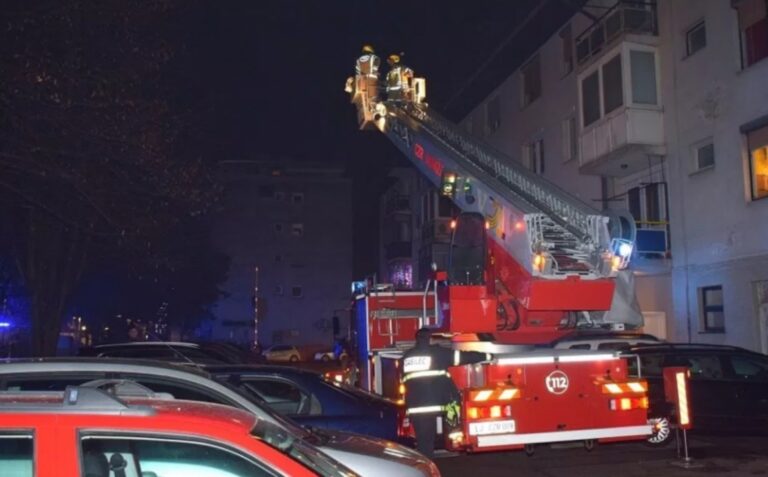 Tleča ognjemetna baterija na terasi stanovanjskega bloka v Domžalah